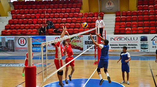 Adana’da Okullararası Yıldız Erkekler Voleybol Müsabakaları tamamlandı
