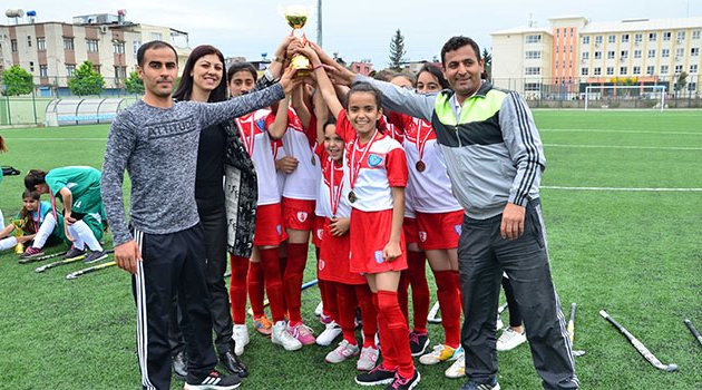 Adana’da Okullarası Yıldızlar Çim Hokeyi Müsabakaları