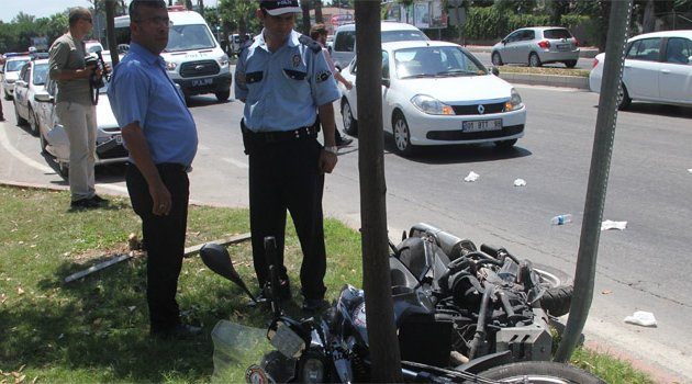 Adana’da otomobil polis motosikletine çarptı: 2 yaralı