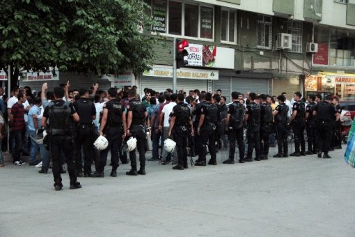 Adana’da oy sayımlarının yapıldığı İlçe Seçim Kurulu önünde MHP-BDP gerilimi yaşandı