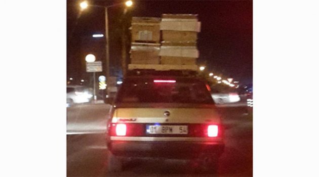 Adana’da seyir halindeki bir otomobil sürücüleri korkuttu