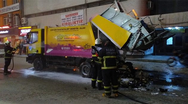 Adana’da seyir halindeki çöp kamyonu yandı