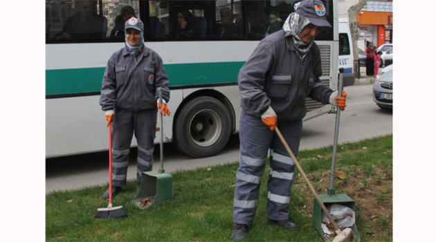 Adana’da sokaklara kadın eli değdi