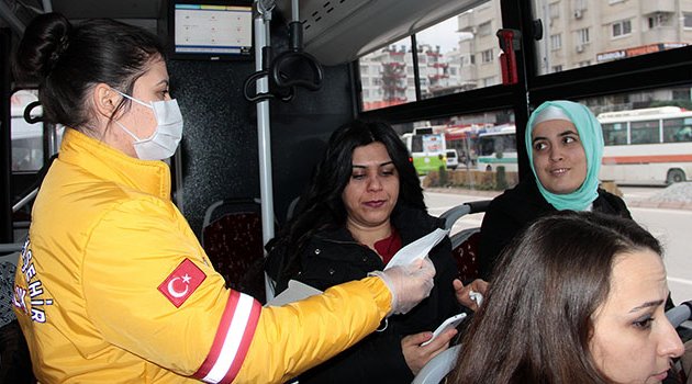 Adana’da toplu taşıma araçlarında maske dağıtılıyor