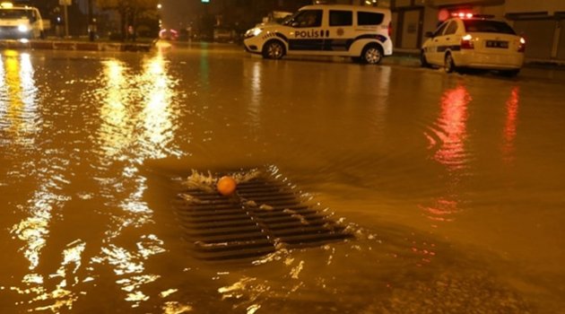 ADANA’DA YAĞIŞLAR NEDENİYLE YOL ÇÖKTÜ