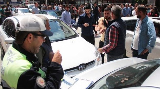 Adana’da yol ortasında şüpheli otomobil paniği