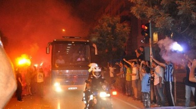 Adana Demirspor’a coşkulu karşılama