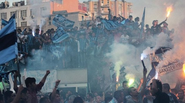 Adana Demirspor Süper Lig’e çıkamadı, taraftar camları kırdı