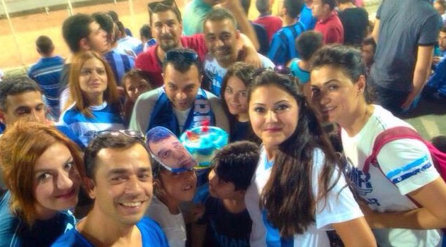 Adana Demirspor taraftarı tribünde doğum günü kutladı