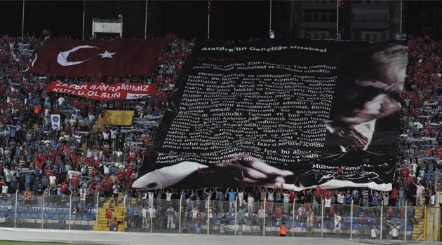 Adana Demirspor taraftarlarından Atatürk’ün gençliğe hitabesi pankartı