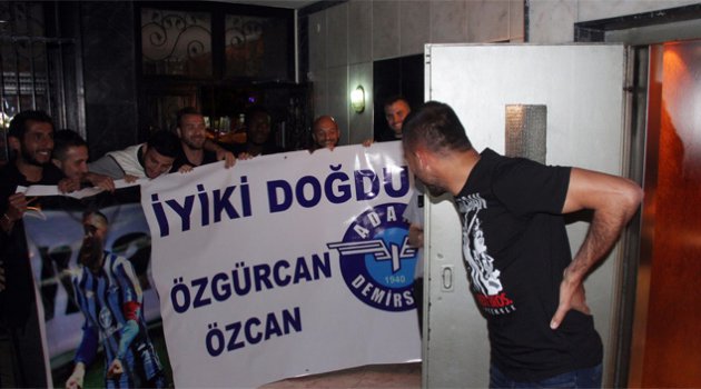Adana Demirsporlu Özgürcan’a eşinden sürpriz doğum günü