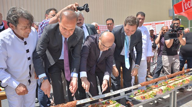 ADANA GURME 2017 FUARI 30 METRELİK ADANA KEBABI İLE AÇILDI