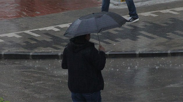 Adana haftaya yağmurla başladı