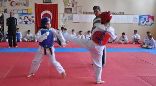 Adana ile Kozan Gençlikspor Tekvando Müsabakaları