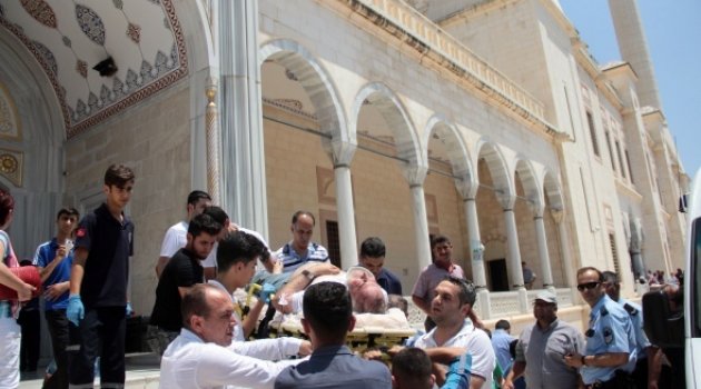 Adana Merkez Camide Canlı Bomba Paniği