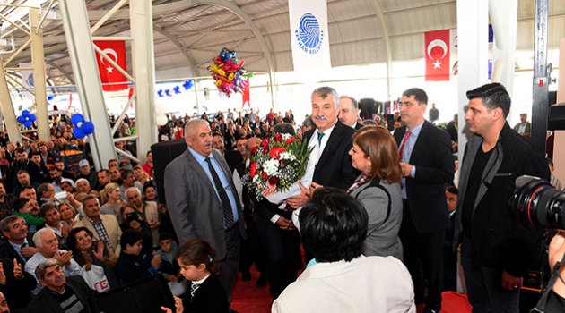 Adana’nın en modern kapalı semt pazarı açıldı
