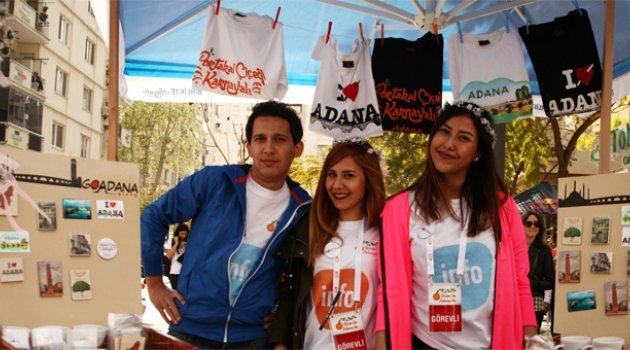 Adana’nın hediyelik eşyaları karnaval stantlarında