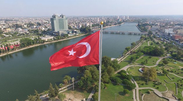 Adana’nın semalarına dev Türk Bayrağı