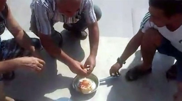 Adana’nın sıcağı tavada yumurta pişirtti