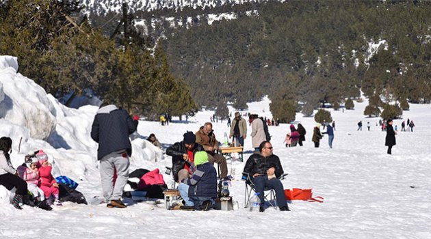 Adana’nın yaylalarında kar şenliği