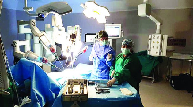 Adana Şehir Hastanesi ‘Da Vinci’ ile şifa dağıtıyor