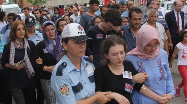 Adana şehitlerine ağladı