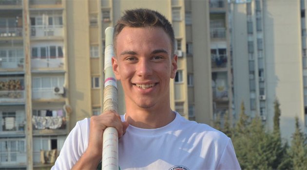 Adana TOHM sporcusu tenekebüken sırıkla atlamada yıldız ve gençlerde yeni Türkiye rekoru kırdı