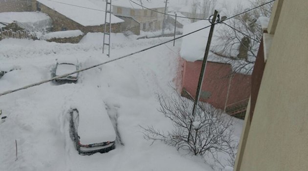 Adana Tufanbeyli'de kar ve tipi okulları tatil ettirdi