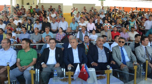 Adana Valisi Büyük Kozan Belediyespor’un maçını izledi