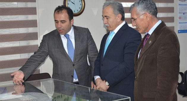 Adana Valisi Büyük, yeni stadın inşaatında incelemelerde bulundu