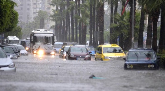 Adana’yı sel aldı