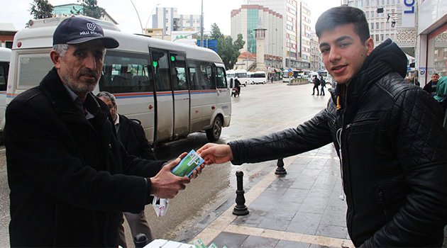 Adana'da 4 milyon TL'lik Milli Piyango bileti satan bayinin mutluluğu