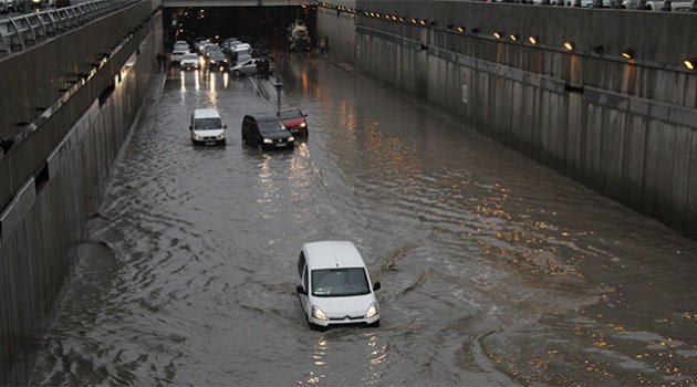 Adana'da alt geçidi su bastı vatandaşlar mahsur kaldı
