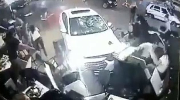 Adana'da feci kaza otomobil kafeye daldı