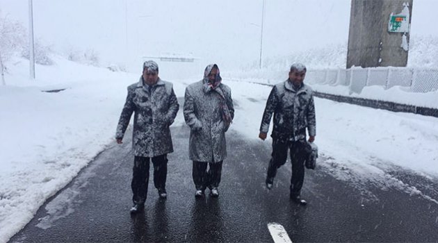Adana'da kar 9 saattir mahsur bıraktı