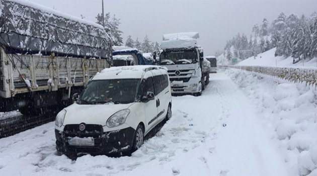 Adana'da kar esareti, kilometrelerce araç yolda kaldı