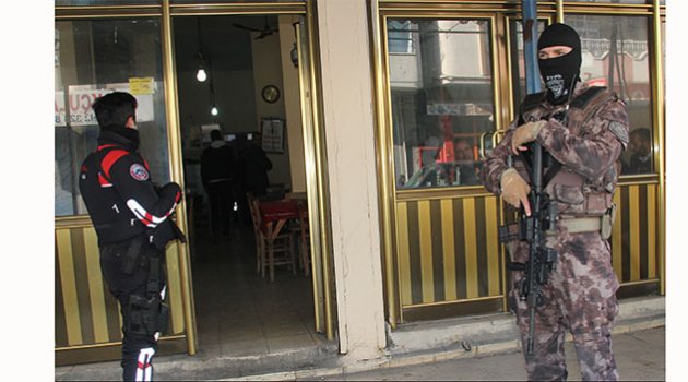 Adana'da PKK yandaşları sokaktan temizlendi