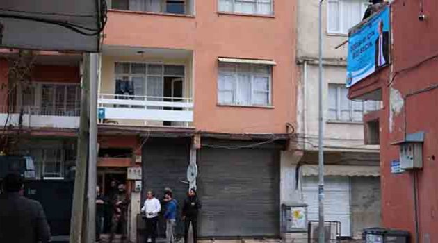 Adana'da polis tarafından aranan şahıs 1 kişiyi rehin aldı