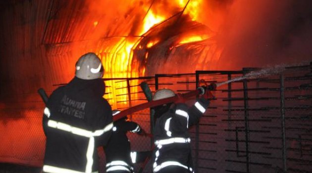 Adana&#039;da yangın fabrikayı kül etti