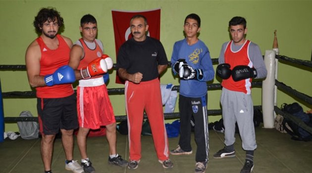 Adanalı 4 Boksör Türkiye Boks Şampiyonasına katılmak için Sivas’a gitti