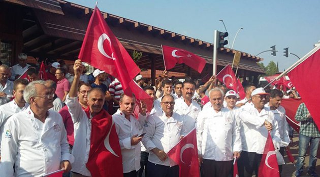 Adanalı aşçılar demokrasi için 2 bin kişilik helva dağıttı