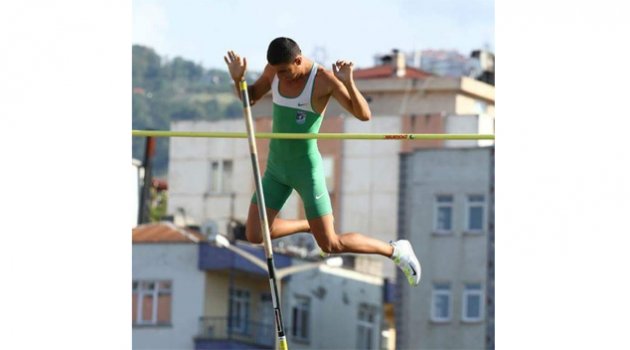 Adanalı Burak Yılmaz sırıkla atlamada yeni Türkiye rekoru kırdı