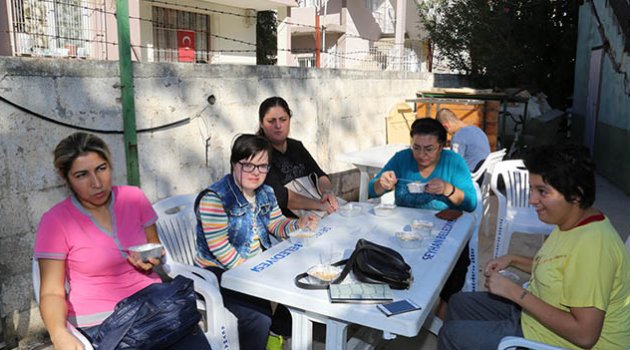 Adanalı engellilere aşure ikramı