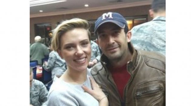 Adanalı Genç İncirlik’te Scarlett Johansson’la Fotoğraf Çektirdi