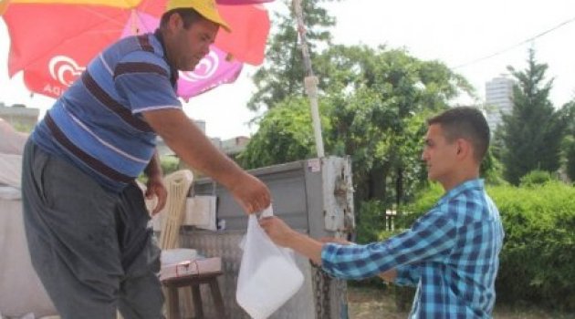 Adanalı kar yiyerek serinliyor