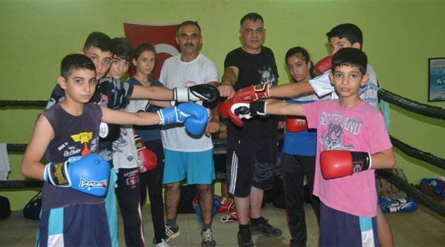 Adanalı minik boksörler madalya peşinde