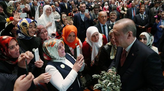 Adanalılar Cumhurbaşkanı Erdoğan’a zeytin dalı verdi