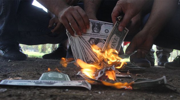 Adanalılar Cumhurbaşkanı’nın çağrısına uydu temsili dolar yaktı