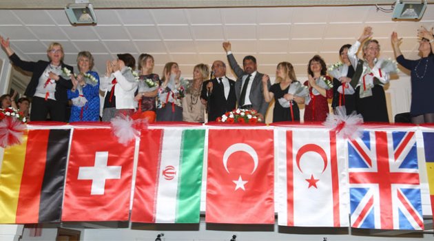 Adanalılar, gelinlerini görmeye koştu