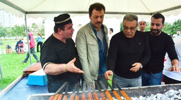 Adanalılar karnavalına sahip çıktı, 10 bin kişiye kebap dağıtıldı